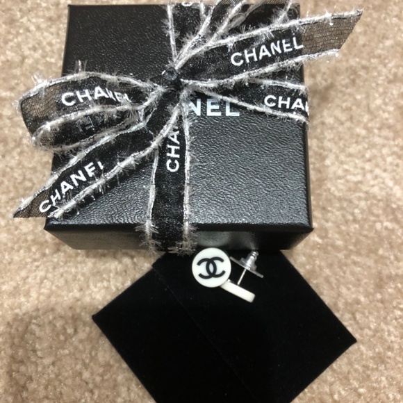 CHANEL Earrings - Picture 5 of 11